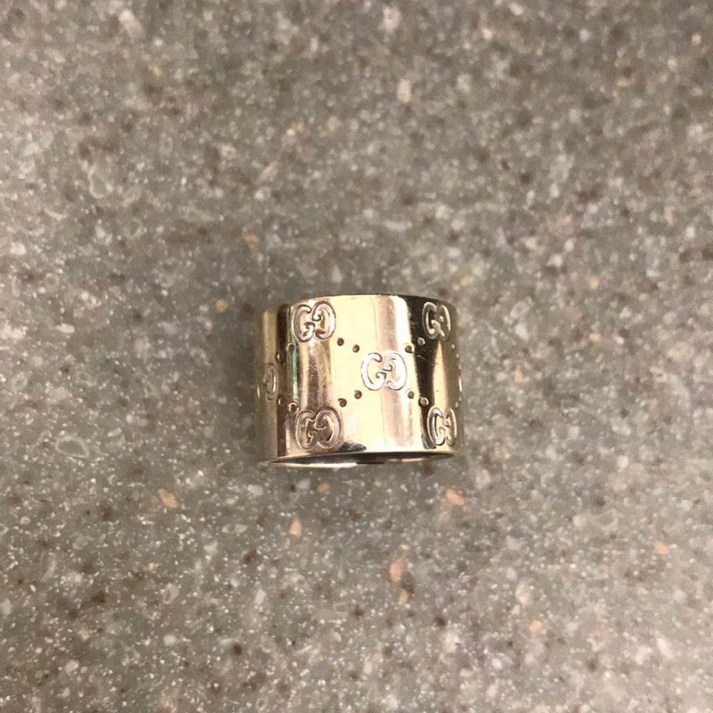 Gucci ring.